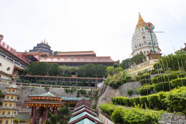 Georgetown, Penang, Malezya - Fabruary 22, 2023: Kek Lok Si Tapınağı 'nda turistler, birçok turistik etkinliğe sahip bir miras tapınağı, Penang, Malezya