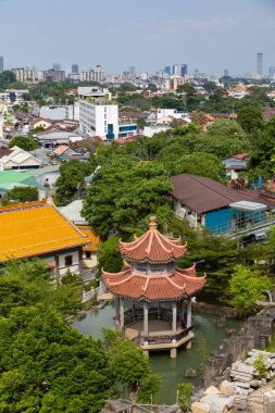 Georgetown, Penang, Malezya - Fabruary 22, 2023: Kek Lok Si Tapınağı 'nda turistler, birçok turistik etkinliğe sahip bir miras tapınağı, Penang, Malezya