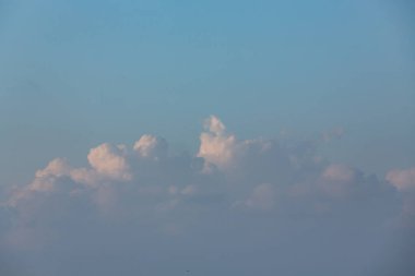 Yaz mavisi gökyüzü bulutu gradyan açık beyaz zemin. Güneşin altında açık bulutlu bir güzellik sakin bir kış havası. Çevresel gündüz ufuk çizgisinde kasvetli, canlı Cyan manzarası ufuk çizgisi bahar rüzgarı