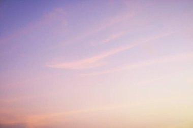 Yaz mavisi gökyüzü bulutu gradyan açık beyaz zemin. Güneşin altında açık bulutlu bir güzellik sakin bir kış havası. Çevresel gündüz ufuk çizgisinde kasvetli, canlı Cyan manzarası ufuk çizgisi bahar rüzgarı