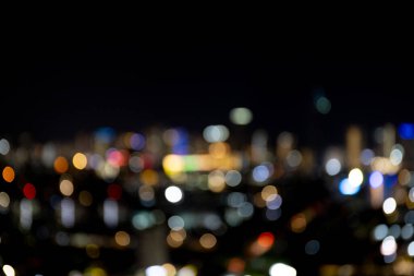 Bulanık Odaklı Şehir Otel 'in mavi sabah iş geçmişine sahip şirket binası. Ofis penceresinin dışındaki şehir manzarası gökyüzü manzarası. Gün Bokeh kış bankası şirketi arka planda bulanıklık.