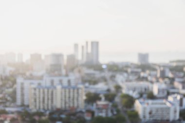 Bulanık Odaklı Şehir Otel 'in mavi sabah iş geçmişine sahip şirket binası. Ofis penceresinin dışındaki şehir manzarası gökyüzü manzarası. Gün Bokeh kış bankası şirketi arka planda bulanıklık.