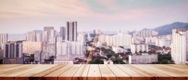 Beyaz bokeh üzerindeki ahşap masa üstü bulanık şehir günbatımı arkaplan bina koridoru görüntü veya montaj için taklit ürünler karanlık şehir arka planı perspektif ahşap pencereler bulanık cam pencere.