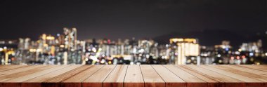 Beyaz bokeh üzerindeki ahşap masa üstü bulanık şehir günbatımı arkaplan bina koridoru görüntü veya montaj için taklit ürünler karanlık şehir arka planı perspektif ahşap pencereler bulanık cam pencere.