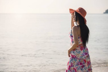 Kumsalda kırmızı bikinili mutlu genç bir kadın. Güzel seksi tombul kadın. Sıcak tropik yaz suyu yaşam tarzında büyük göğüsler tatilde.