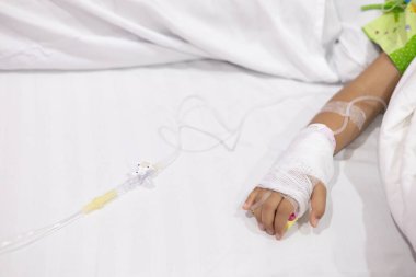 Çocuğun el humması hastalarının hastanede serum tüpü var. Kanser, Pediyatri ve Dang hummasından kaynaklanan lösemi koması için yoğun bakım ünitesinde uyuyan küçük bir kız. Hasta çocuklar, hastalıklı.