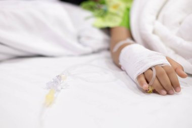 Çocuğun el humması hastalarının hastanede serum tüpü var. Kanser, Pediyatri ve Dang hummasından kaynaklanan lösemi koması için yoğun bakım ünitesinde uyuyan küçük bir kız. Hasta çocuklar, hastalıklı.