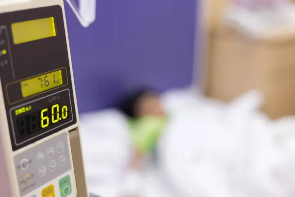 Les Enfants Atteints Fièvre Des Mains Ont Tube Intraveineux Hôpital Image En Vente