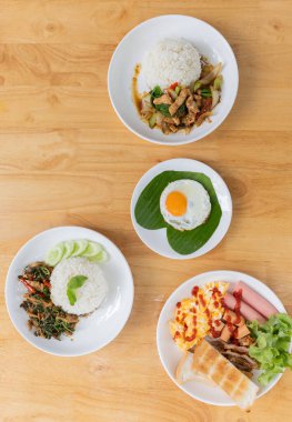 Tayland Pirinç Tabağı 'nın En İyi Görünümü: Ahşap Masadaki Yerel Mutfak, Sebzeler ve Bir Tarz Tabağı, Ev Yemeği veya Restoran Deneyimi İçin Mükemmel