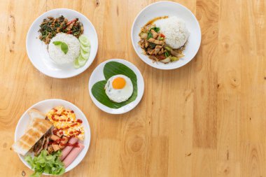 Tayland Pirinç Tabağı 'nın En İyi Görünümü: Ahşap Masadaki Yerel Mutfak, Sebzeler ve Bir Tarz Tabağı, Ev Yemeği veya Restoran Deneyimi İçin Mükemmel