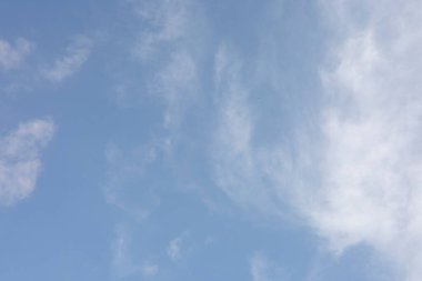 Beyaz bulutlu açık mavi gökyüzü bu güzel yaz gününde manzaranın doğal güzelliğini artıran parlak ve güneşli bir arka plan sağlar.