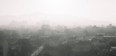 Şehrin ufuk çizgisi sisi ve sisi kentsel gelişimin sakin dramatik atmosferi. Binaların ve gökdelenlerin karamsar manzarası Metropolitan çevresinin bulutlu derinliği.