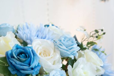 Çiçek buketi çiçekleri ve şakayıklar bahar romantik düğün davetiyesi bir pastel arka plan. Çiçek aranjmanları. Anneler günü kartı için pembe, beyaz, zarif bir güzellik..