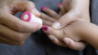 Anne-kız tırnak boyama seansı pembe cilalı, kendine bakım salonu kadın tırnak teknisyeni, tırnak sanatı parlatıcısı, süsleme, yaratıcılık güzellik eller, anne ve çocuk manikür tedavisi.