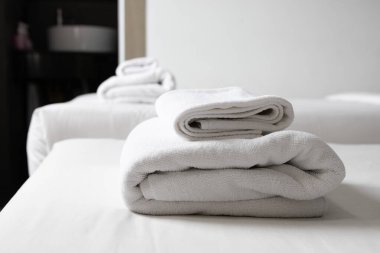 Parlak, temiz, rahat yatak odası. Beyaz yatak çarşafları. Yumuşak yastıklar..