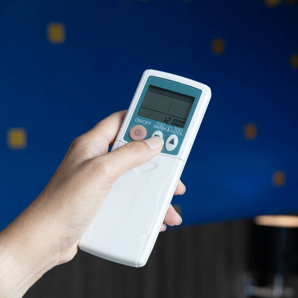 Умный кондиционер дистанционное ручное управление температурой охлаждения отопления технология кондиционирования воздуха регулируемые настройки тепла автоматизация домашнего комфорта контроль работы.