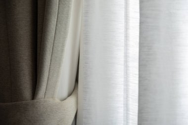 İç tasarım tarzı perde kumaşı pencere aydınlığı yumuşak ortam sıcak, sakin ev dekorasyonu yumuşak gölge