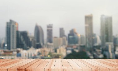 Ahşap masa üstü şehir manzarası Metropolis akşam gökdelenleri binalar şehir ışıklarını aydınlatır panorama modernite konut gece ışıkları şehir merkezindeki gökdelen yansıması çağdaş atmosfer.