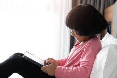 Hayal gücü öğrenme dijital okuma tableti teknolojisi rahat çocukların yatak odasında eğlenceli eğitici oyun oynaması aile hayatı tarzında. Akıllı Telefon Bağımlılığı, Nomofobi