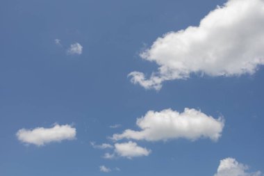 Yaz mavisi gökyüzü bulutu gradyan açık beyaz zemin. Güneşin altında açık bulutlu bir güzellik sakin bir kış havası. Çevresel gündüz ufuk çizgisinde kasvetli, canlı Cyan manzarası ufuk çizgisi bahar rüzgarı