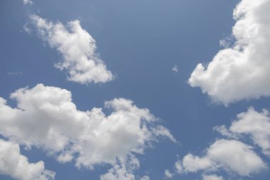 Yaz mavisi gökyüzü bulutu gradyan açık beyaz zemin. Güneşin altında açık bulutlu bir güzellik sakin bir kış havası. Çevresel gündüz ufuk çizgisinde kasvetli, canlı Cyan manzarası ufuk çizgisi bahar rüzgarı