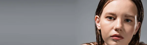 Açık Renk Saçlı Islak Tenli Bir Kadın Gri Pankartta Izole — Stok fotoğraf