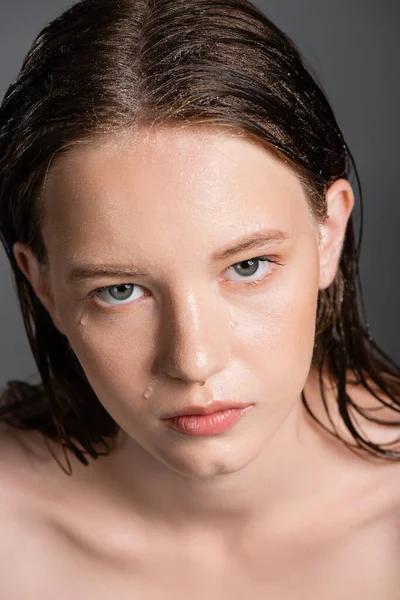 Portret Młodej Modelki Mokrymi Włosami Skórą Patrzącej Odizolowaną Szaro Kamerę — Zdjęcie stockowe
