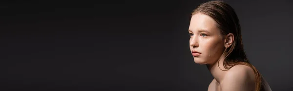Islak Ciltli Çıplak Omuzlu Genç Bir Model Gri Pankartta Izole — Stok fotoğraf