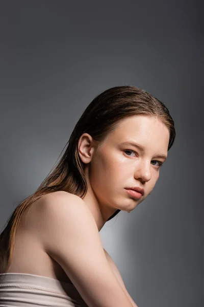 Junge Frau Mit Wasser Gesicht Blickt Isoliert Auf Graue Kamera — Stockfoto