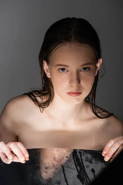Ung Kvinna Med Våt Hud Och Hår Vidrör Spegel Isolerad — Stockfoto