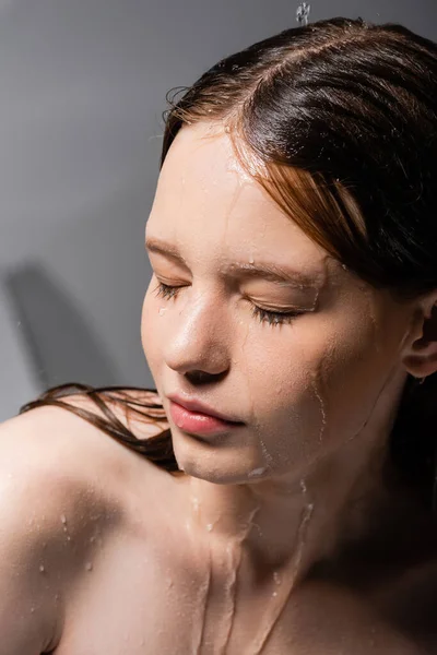 Молодая Женщина Водой Лице Волосами Сером Фоне — стоковое фото