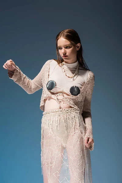 Modna Młoda Kobieta Swetrze Dzianin Spódnicy Fishnet Gradientowym Niebieskim Tle — Zdjęcie stockowe