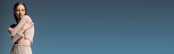 Светловолосая Модель Трикотажном Кардигане Позирующая Градиентном Синем Фоне Баннер — стоковое фото