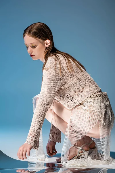 Stylowy Model Swetrze Dzianin Spódnicy Fishnet Patrząc Odblaskową Powierzchnię Gradientowym — Zdjęcie stockowe