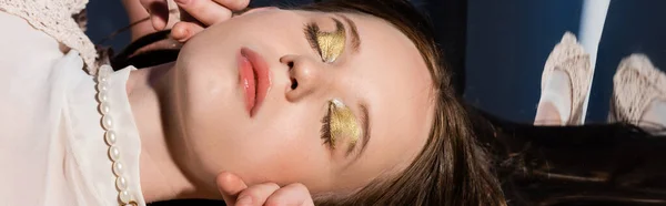Visão Superior Mulher Com Maquiagem Dourada Colar Pérolas Deitado Fundo — Fotografia de Stock