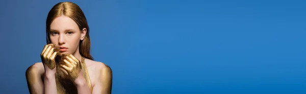 Молодая Модель Золотой Краской Волосах Руки Изолированы Синий Баннер — стоковое фото