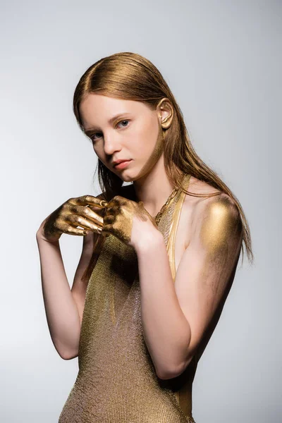 Mujer Bastante Joven Vestido Oro Pintura Mirando Cámara Aislada Gris — Foto de Stock