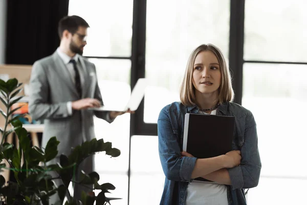 Nervous Woman Holding Resume Blurred Businessman Office — Stock Photo, Image