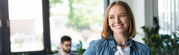 Femme Souriante Vêtements Décontractés Regardant Loin Dans Bureau Bannière — Photo