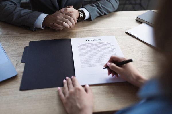 Vista Recortada Mujer Que Sostiene Pluma Cerca Del Contrato Hombre — Foto de Stock