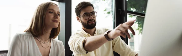 Şadamı Ofisteki Genç Stajyerin Yanındaki Bulanık Bilgisayarı Işaret Ediyor — Stok fotoğraf