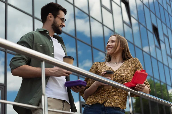 Mujer Negocios Sonriente Sosteniendo Café Para Lonchera Cerca Colega Aire — Foto de Stock