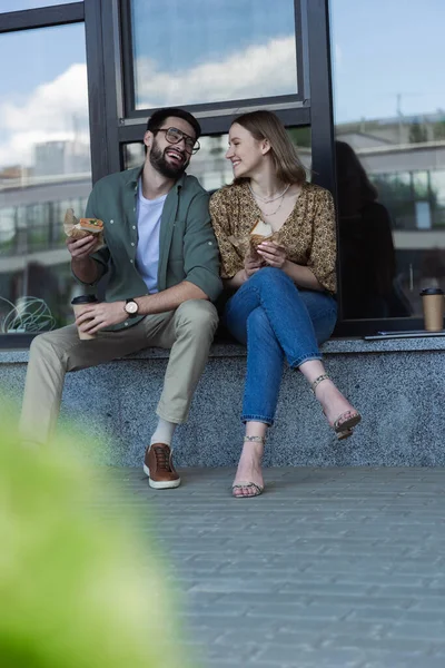 Excited Business People Holding Sandwiches Coffee While Talking Building Urban — Stock Photo, Image