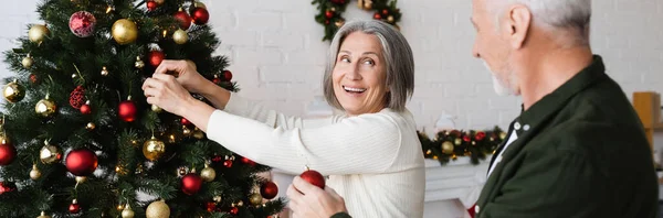Mujer Mediana Edad Feliz Con Pelo Gris Decorando Árbol Navidad — Foto de Stock