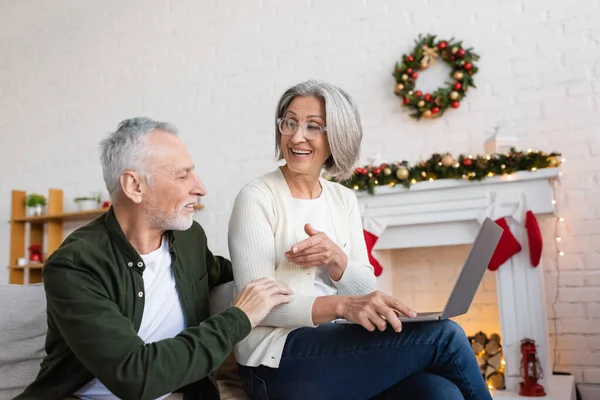 Cheerful Middle Aged Woman Glasses Using Laptop Talking Happy Husband — Stock Photo, Image