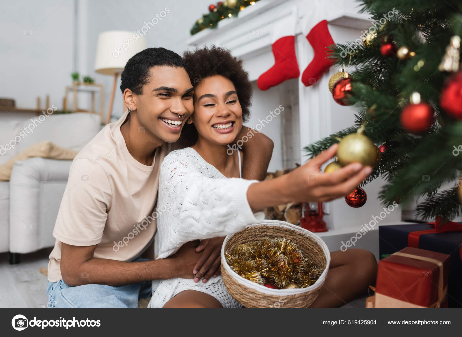 Lycklig Afrikansk Amerikansk Kvinna Dekorera Julgran Nära Pojkvän Och Korg  — Stockfotografi © HayDmitriy #619425904