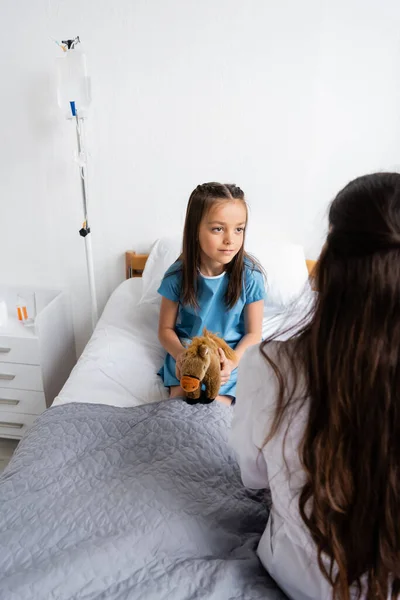 Kid Håller Mjuk Leksak Och Tittar Suddig Barnläkare Sjukhus Avdelning — Stockfoto
