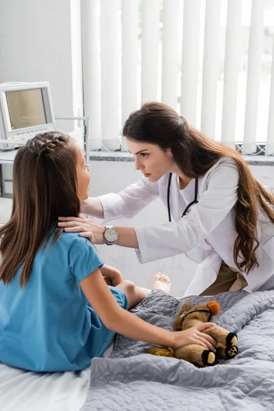 Läkare Tittar Öppen Mun Barn Sjukhussäng — Stockfoto