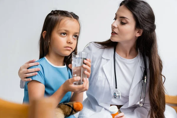 Доктор Тримає Таблетки Розмовляє Дівчиною Склянкою Води Лікарняному Відділенні — стокове фото