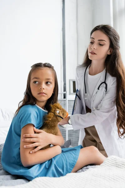Doutor Acalmando Criança Chateada Com Brinquedo Macio Enfermaria Hospital — Fotografia de Stock